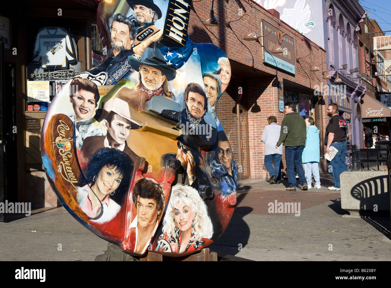 Übergroße Gitarre mit Country Musikstars am Broadway in Nashville Tennessee Stockfoto