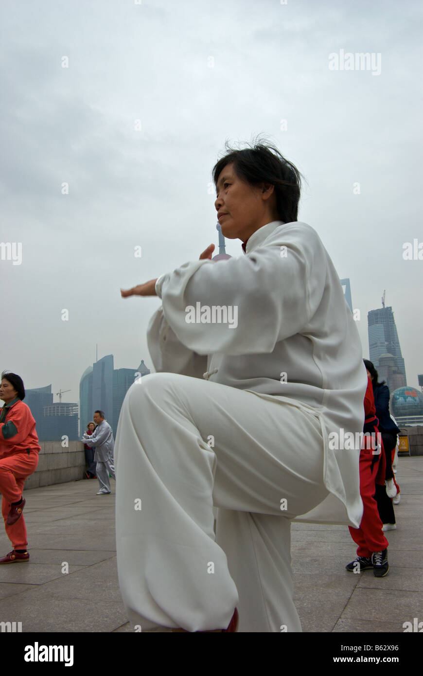 Praktizierende des Tai Chi üben sie ihre rituellen Kampfkünste an den Bund in den frühen Morgenstunden Stockfoto