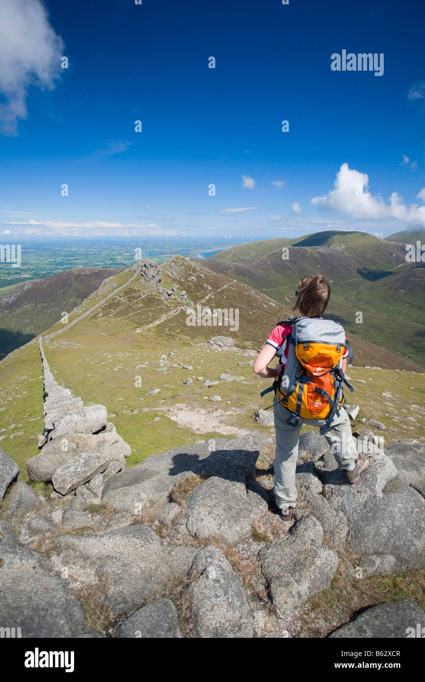 Walker auf die Mourne Mountains vom Gipfel des Slieve Bearnagh, County Down, Nordirland, Großbritannien. Stockfoto