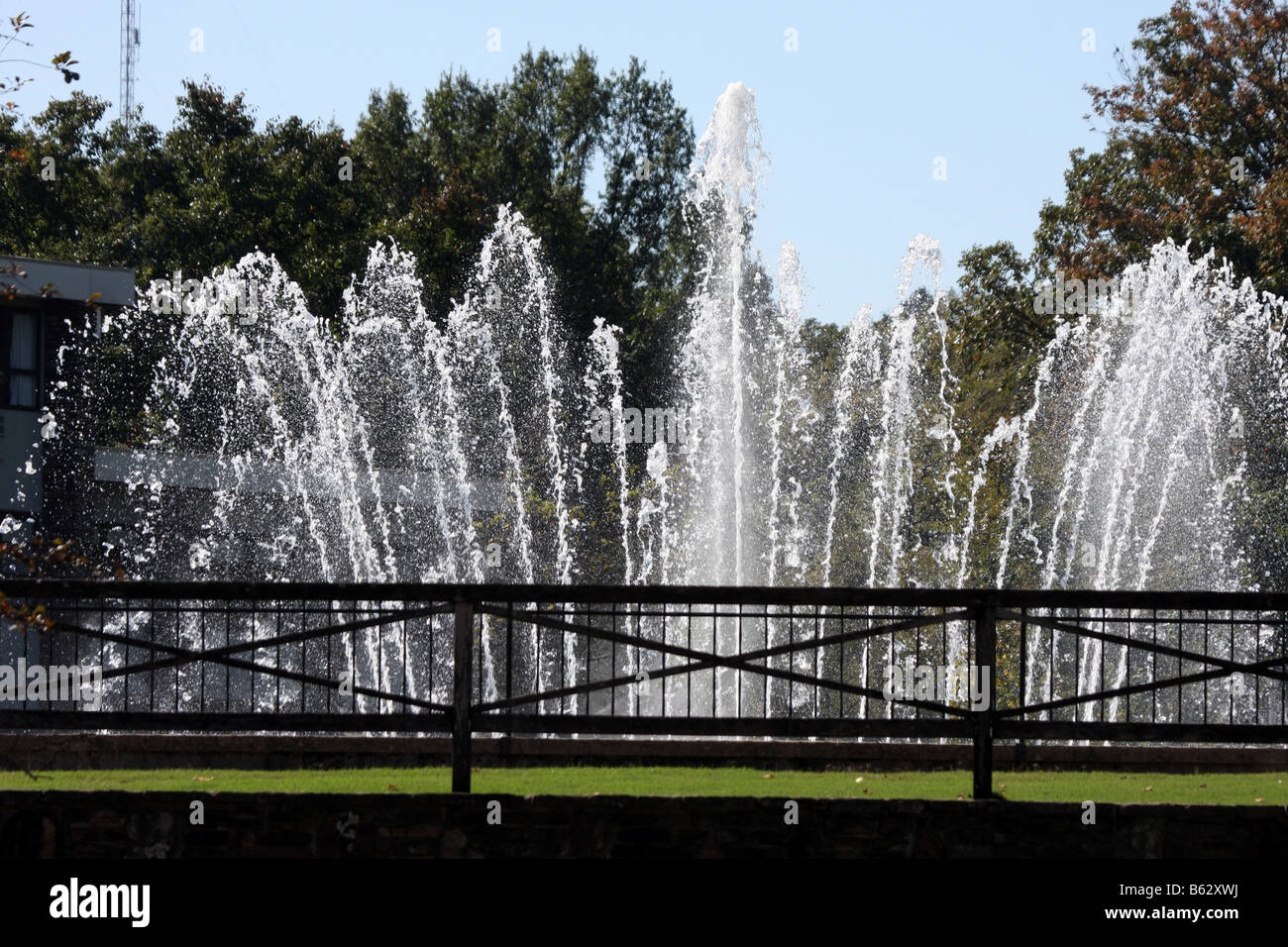Wasser-Brunnen-Display in einem Teich auf dem Campus des College of der Ozarks Branson Missouri Stockfoto