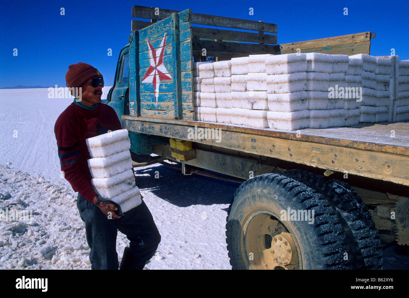 Nach drei Tagen Arbeit schneidet Inocencio Flores bis zu tausend Blöcke des Salzes. Salar de Uyuni. Bolivien. Stockfoto