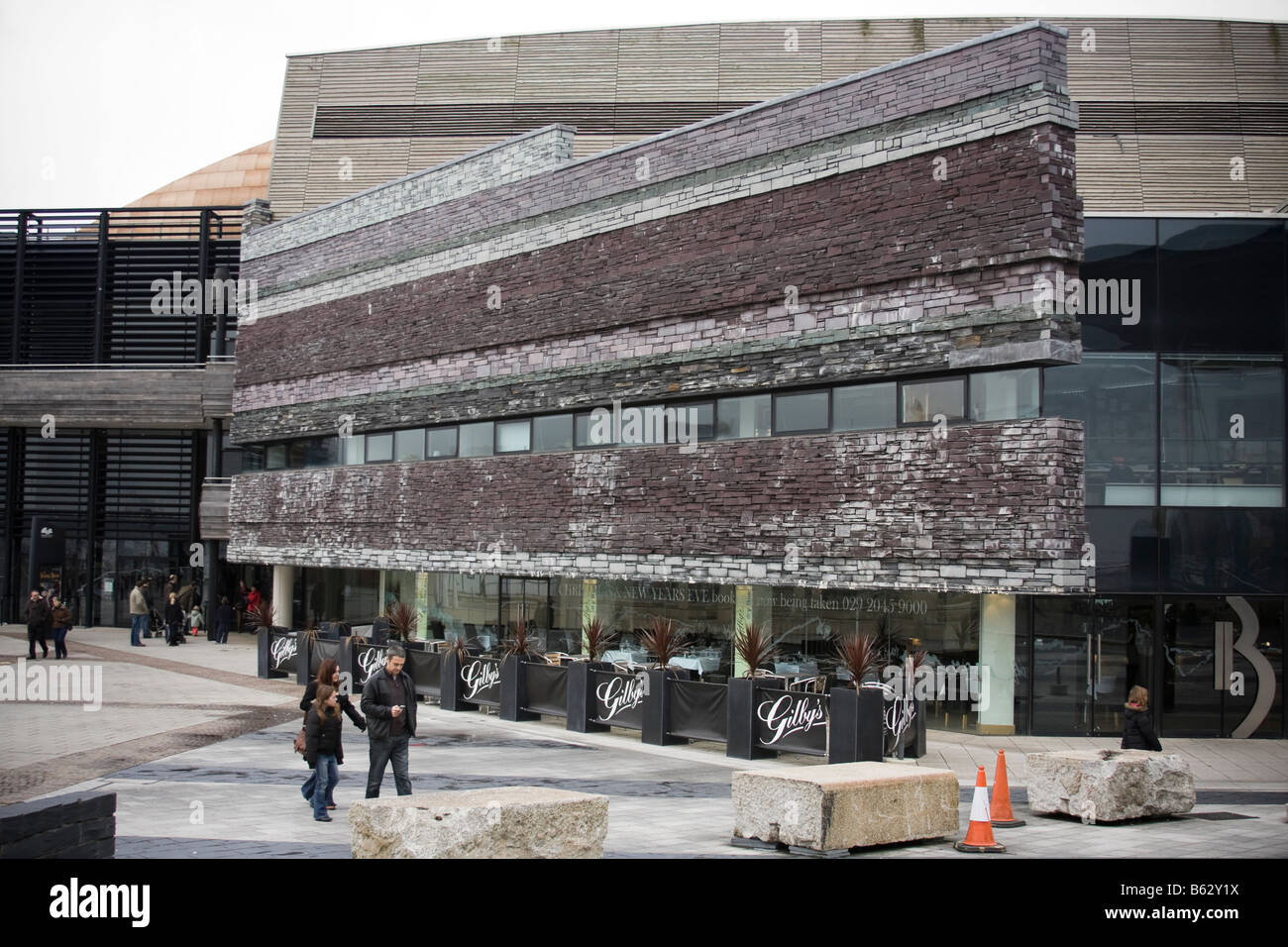 Menschen mit ihren Familien am öffentlichen Ort in der Bucht von Cardiff, Wales, Vereinigtes Königreich Stockfoto