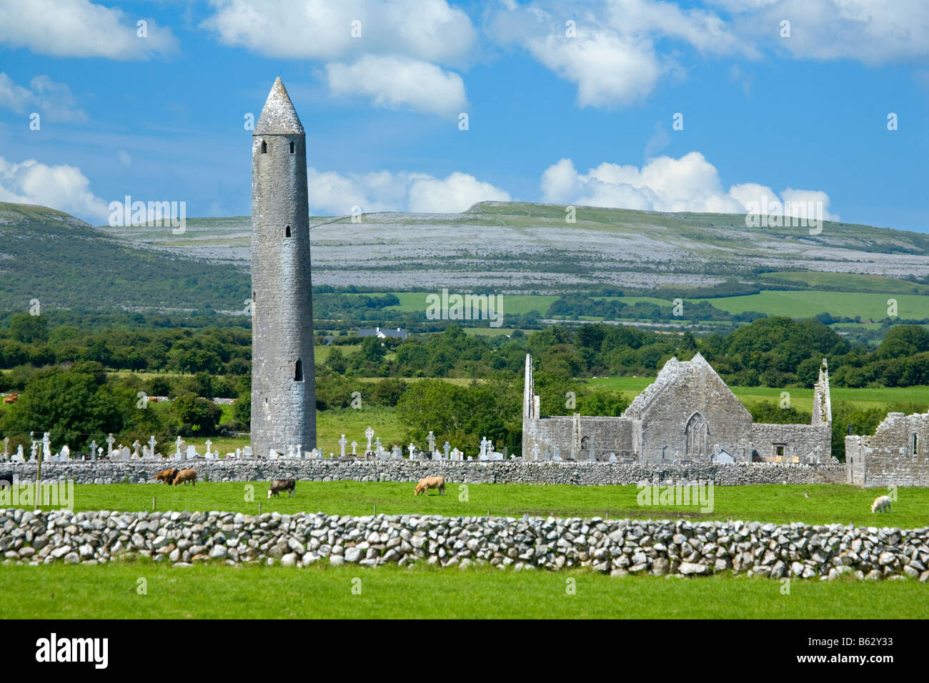 Die zerstörten Kirchen und runder Turm von Kilmacduagh Monastery, der Burren, County Galway, Irland. Stockfoto