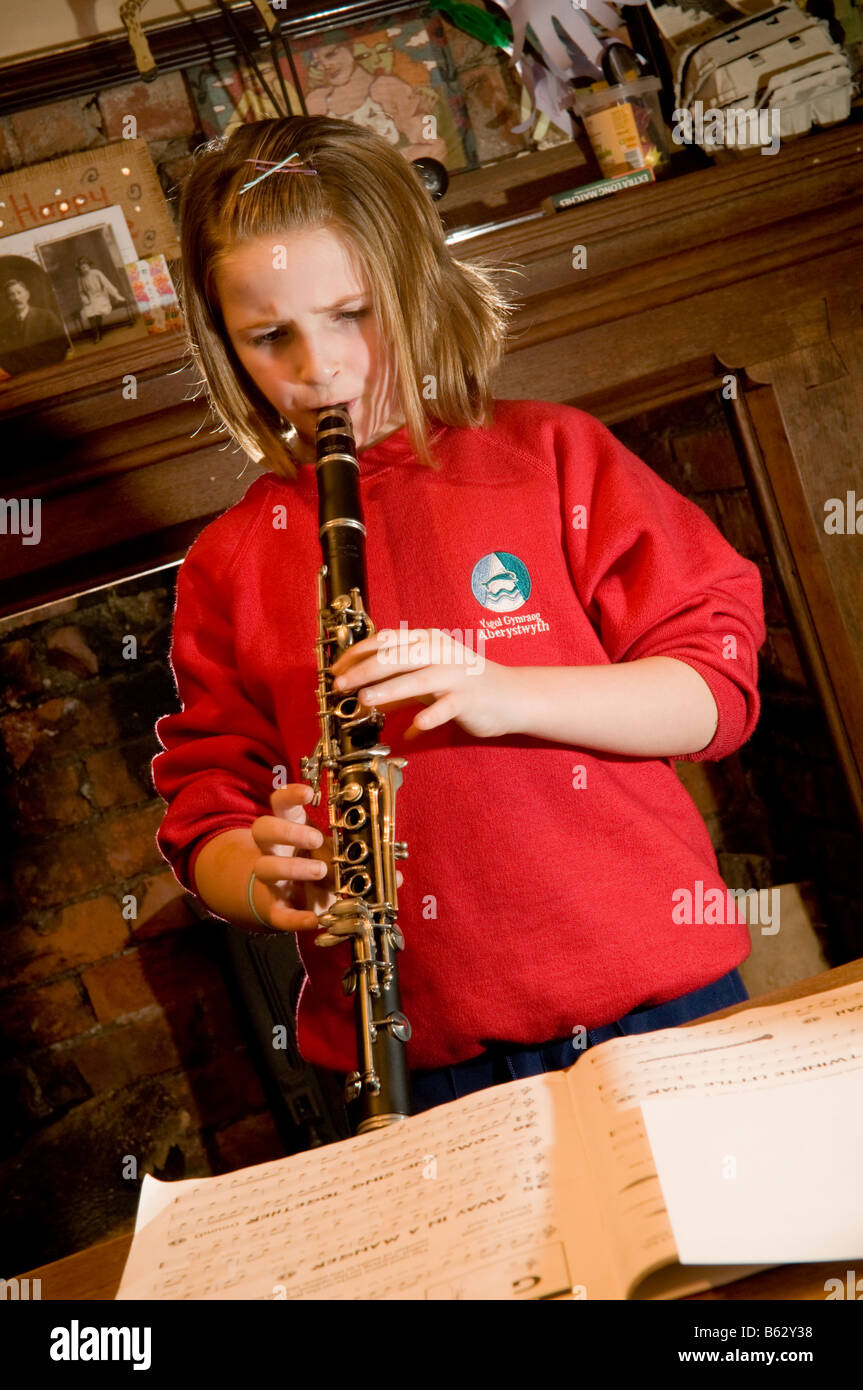 Eine 10 Jahre alte Grundschule Mädchen üben Klarinette zu Hause UK Stockfoto