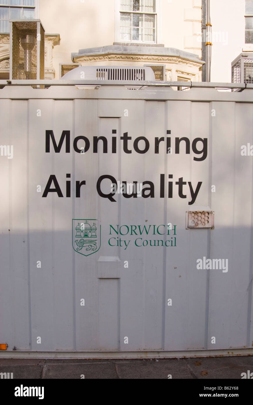 Einheit eingerichtet in der Straße zur Überwachung der Luftqualität in Norwich, Norfolk, Großbritannien Stockfoto