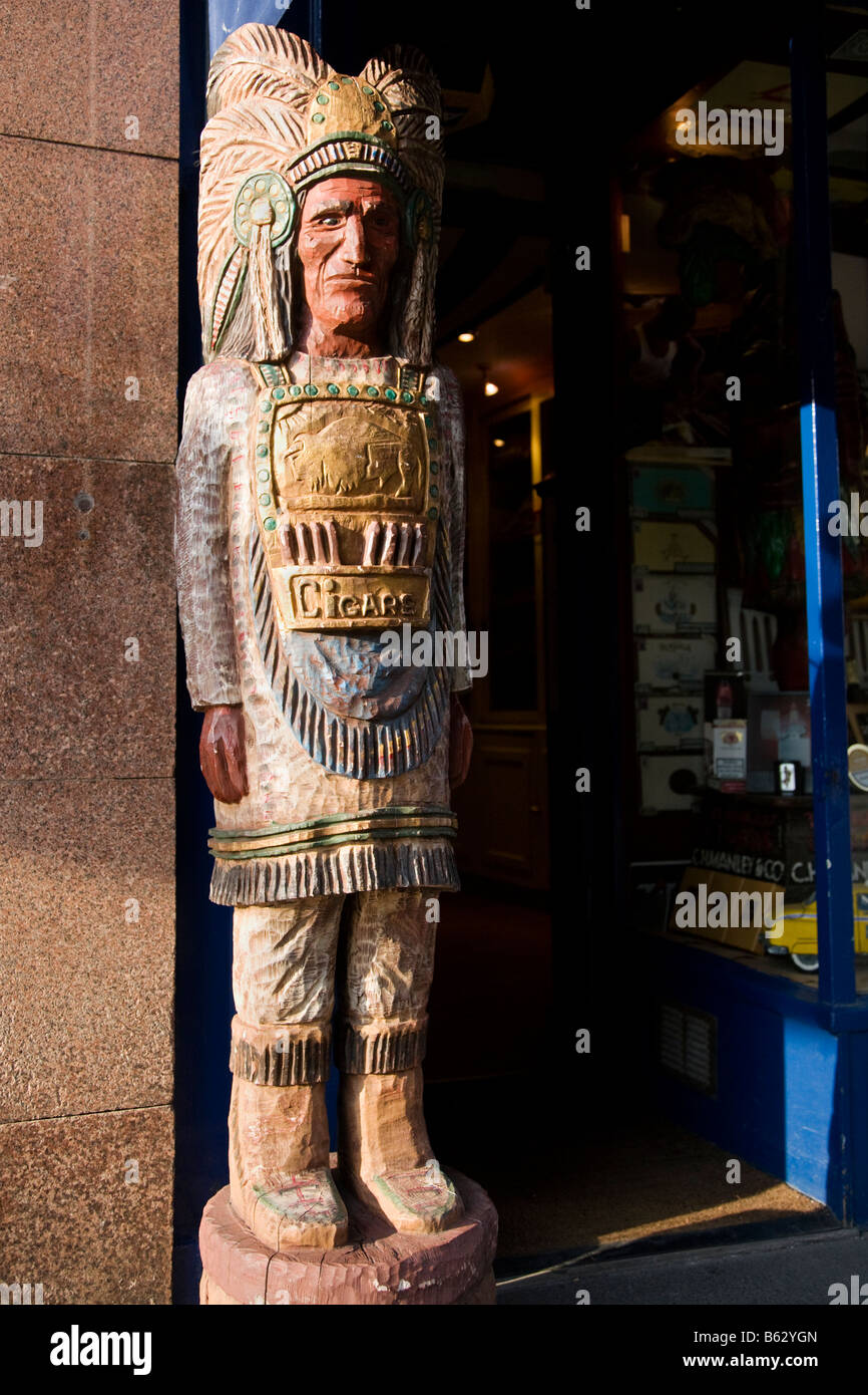 Eine hölzerne Zigarrenladen indischen außerhalb einer Trafik-Shop Stockfoto