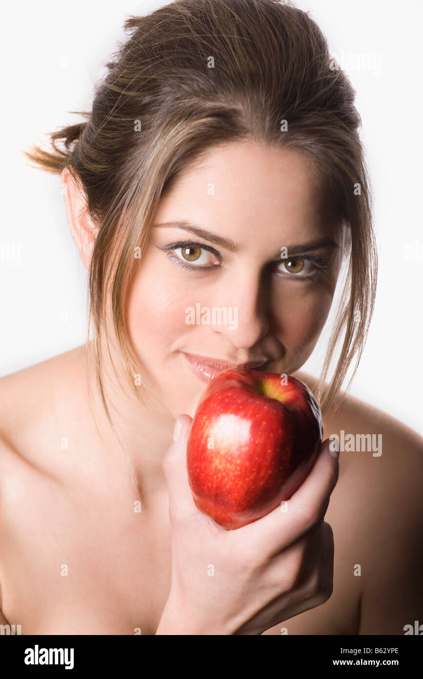 Porträt einer jungen Frau hält einen Apfel Stockfoto