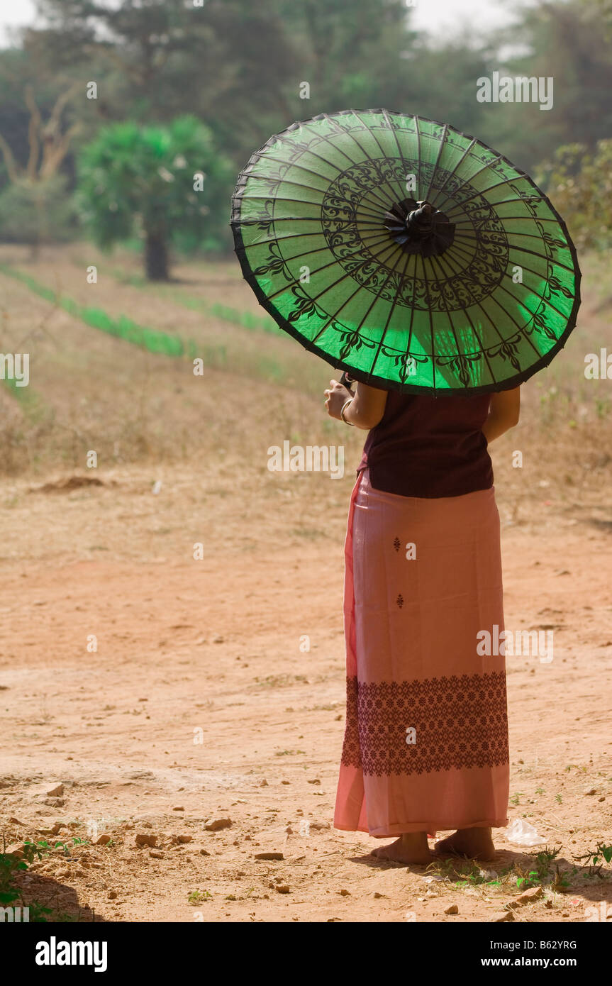 Burmesische Frau mit grünem Sonnenschirm, Bagan, Myanmar Stockfoto