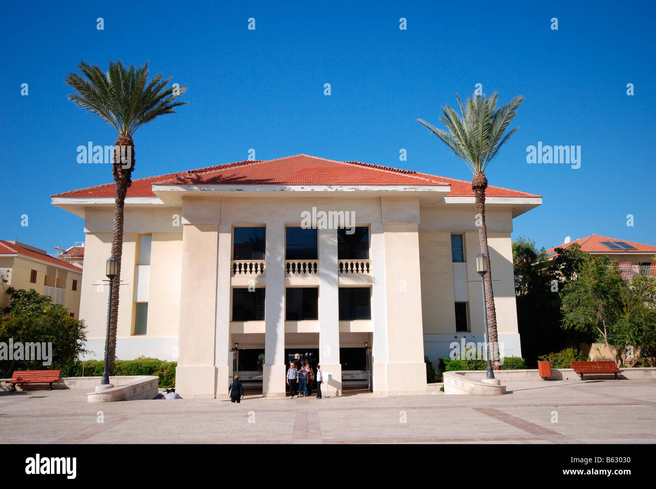 Israel Tel Aviv Neve Tzedek Suzanne Dellal Kulturzentrum Eingang zum wichtigsten Gebäude mit 2 Palmen Stockfoto