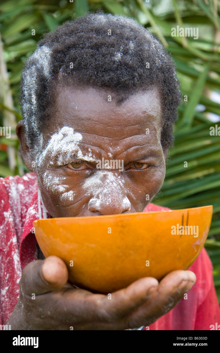 Ein Mann bedeckt Talkum Puder (d. h., dass er bereits eingeleitet wurde), Palmwein Getränke während des Evala-Festivals in Togo. Stockfoto