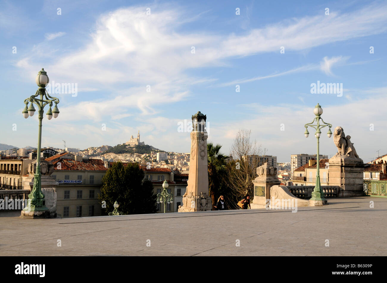 Eine Ansicht der Stadt Marseille von der Hauptstrecke Bahnhof Gare De Marseille Saint Charles in Südfrankreich Stockfoto