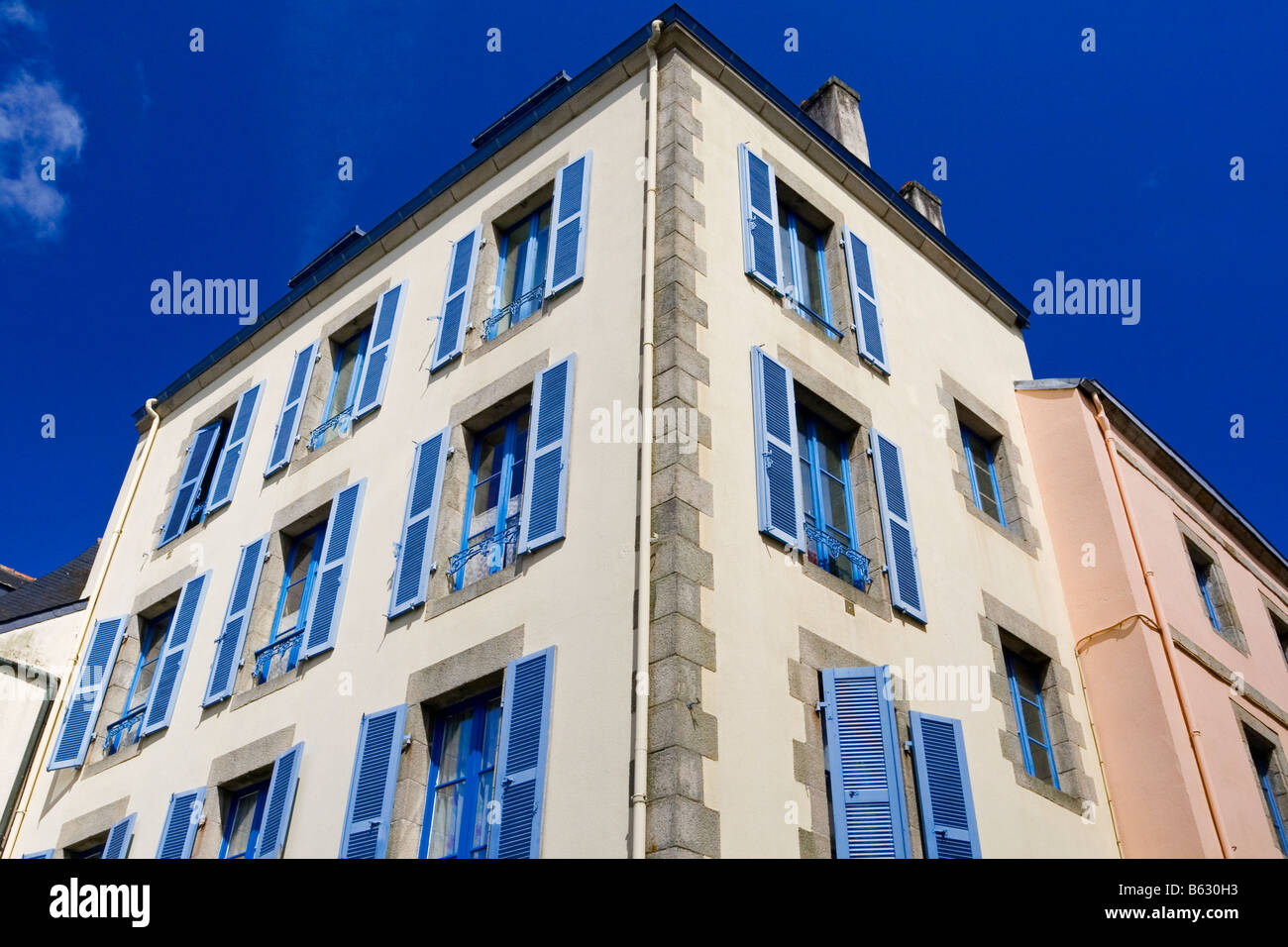 Typische französische Fenster an einem Gebäude in Quimper-Bretagne-Frankreich Stockfoto