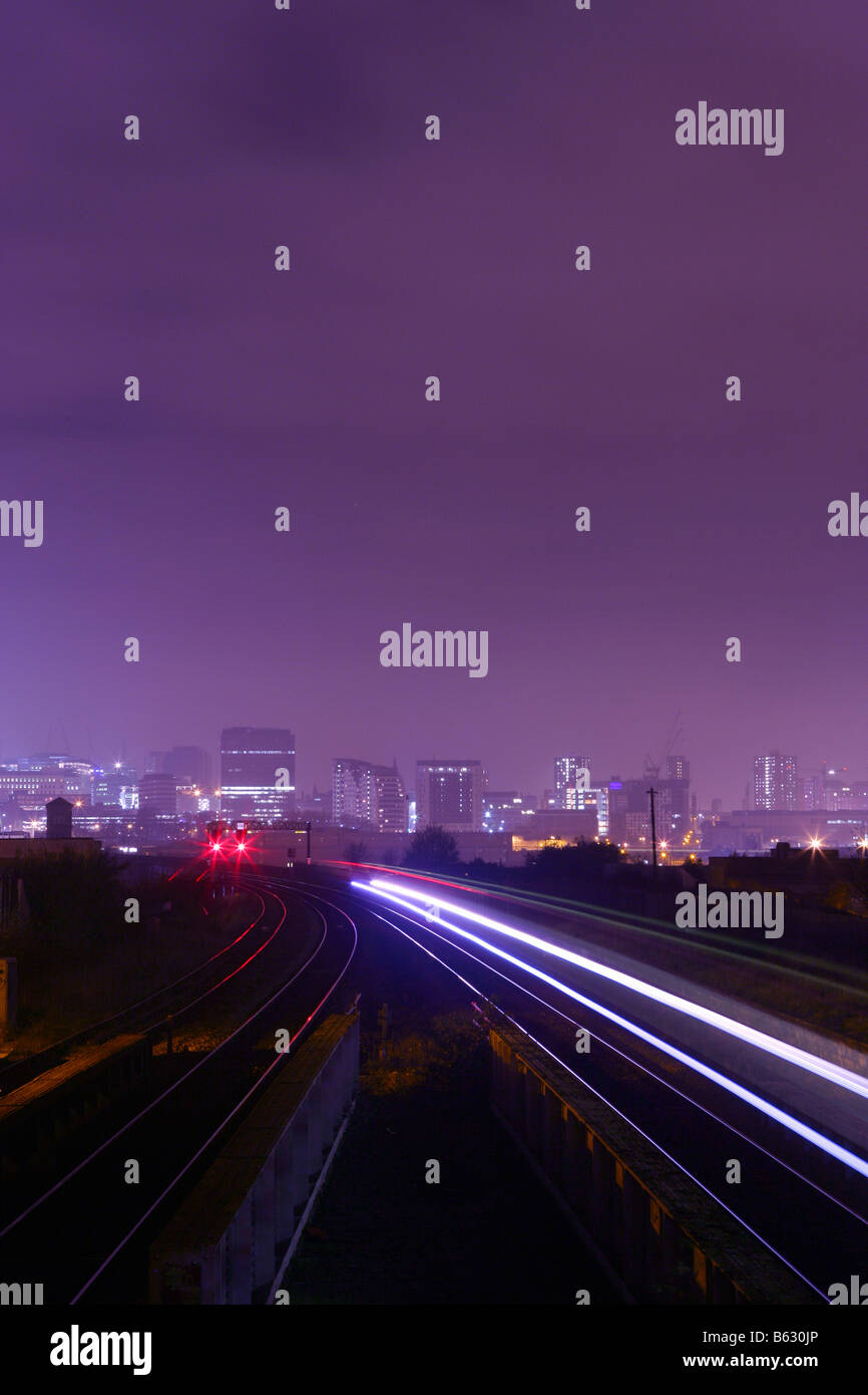 Transport Bahnverbindung in der Nacht im Stadtzentrum von Birmingham England Stockfoto
