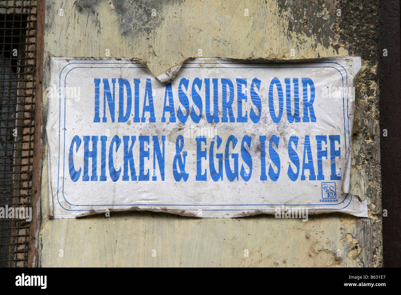 Ein Zeichen in der Crawford Market in Mumbai, Indien. Er sagt, "Indien Eiern ist sicher unsere Hühner versichert". Stockfoto