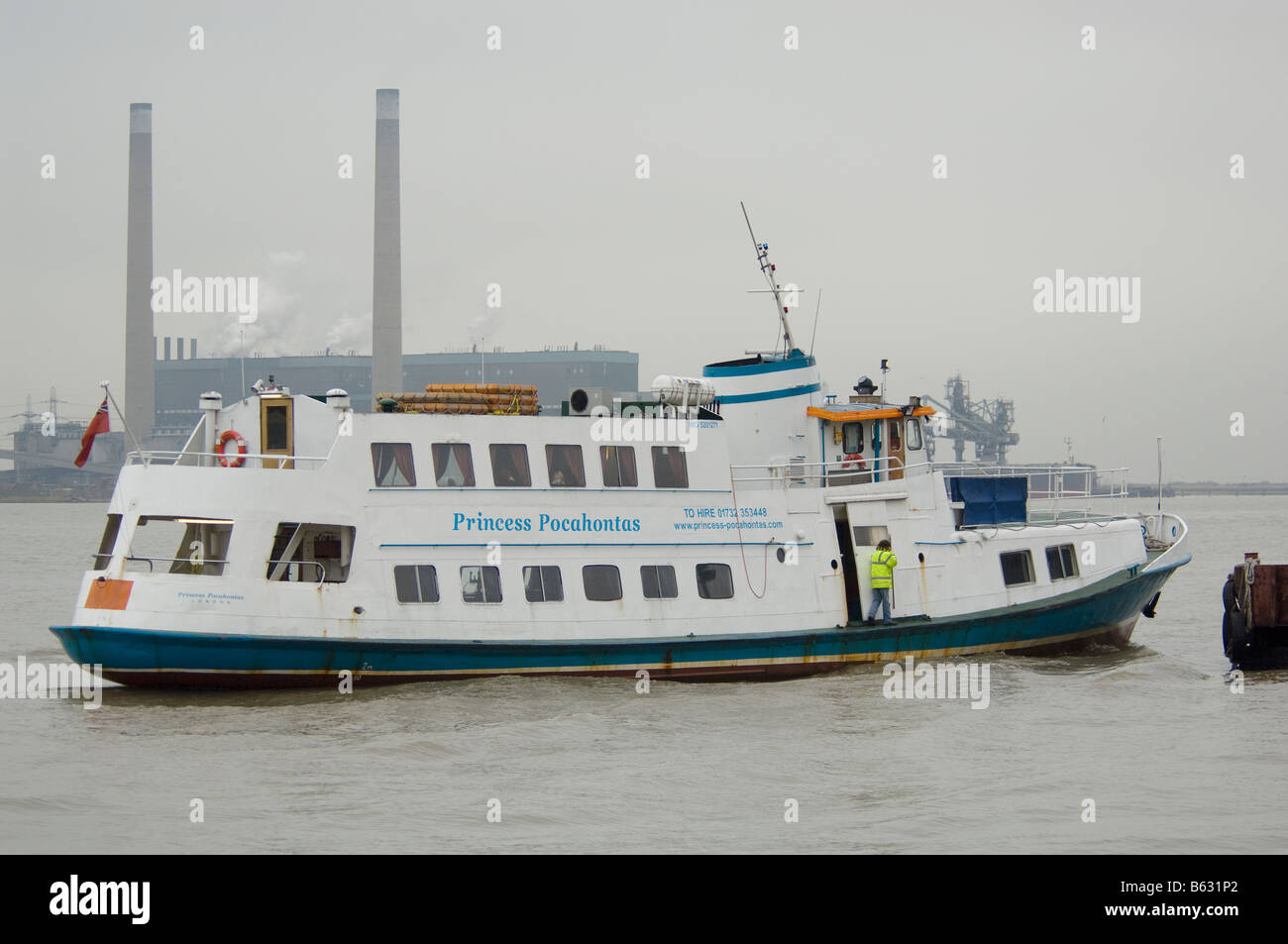 Die Fähre "Prinzessin Pocahontas" nähert sich dem Landungssteg Gravesend mit Tilbury Kraftwerk im Hintergrund. Stockfoto