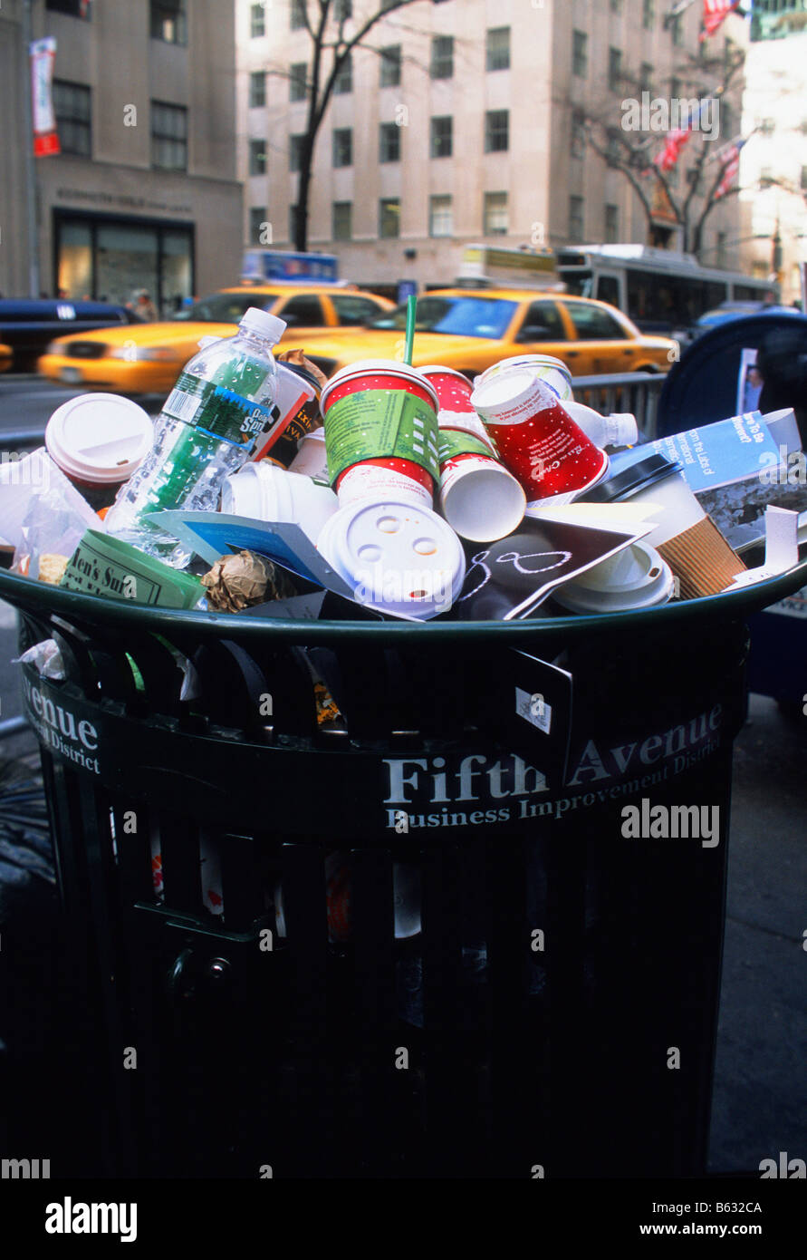 Voll Mülltonne auf der Straße. Überlaufener Mülleimer an der Fifth Avenue in New York City. Sammelstelle für Siedlungsabfälle. Sanitärabteilung USA Stockfoto