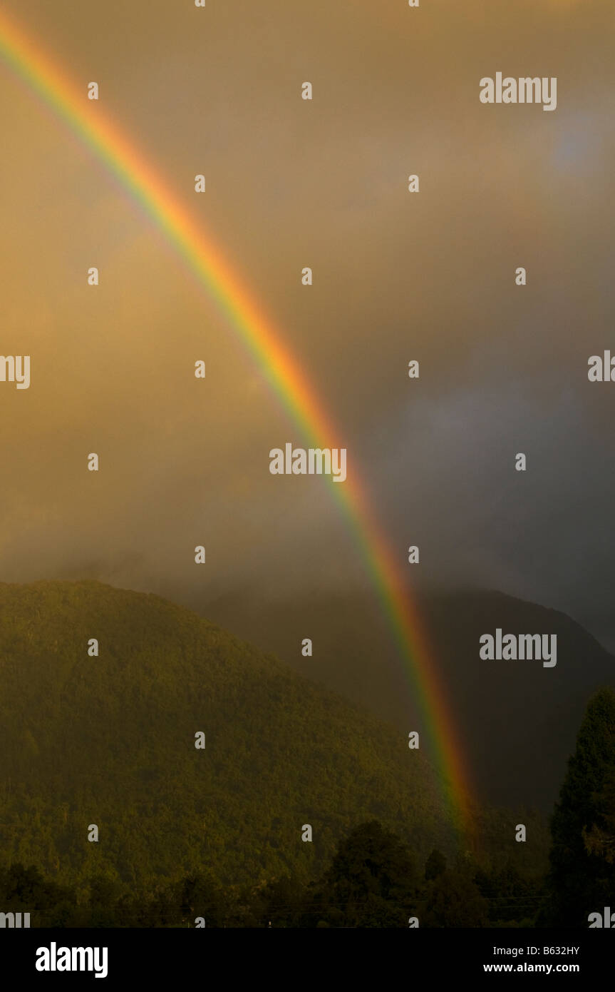 Regenbogen an Franz Josef, Fjordland, Südinsel, Neuseeland Stockfoto