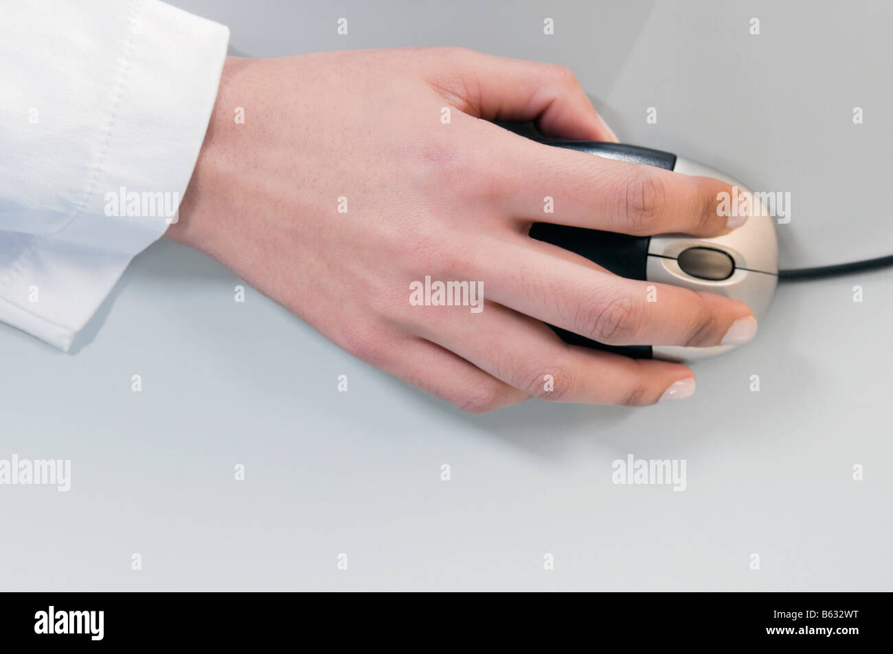 Nahaufnahme einer Geschäftsfrau Hand mit einer Computermaus Stockfoto