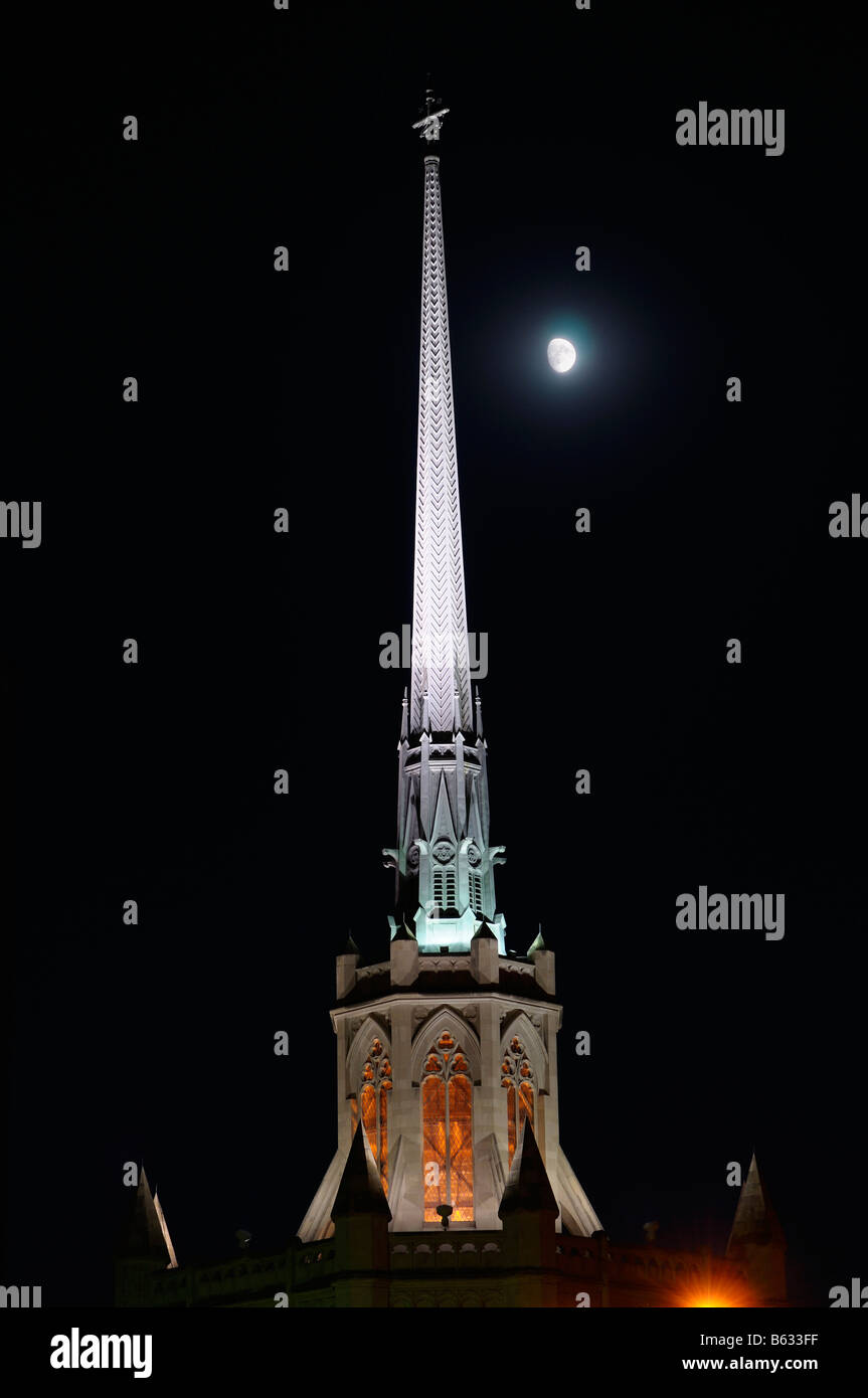 Hennepin Avenue United Methodist Church Glockenturm mit Mond in Minneapolis in der Nacht Stockfoto