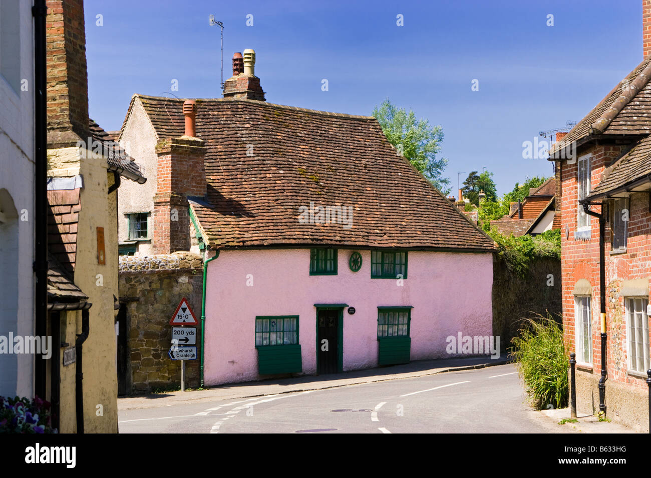 Traditionelles kleines mittelalterliches rosa englisches Cottage House im alten Dorf Shere, Surrey, England, Großbritannien Stockfoto