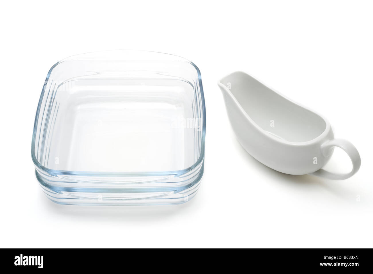 Zwei Glas Ofen Beweis Kochen Gerichte und eine weiße Keramik Sauciere Stockfoto