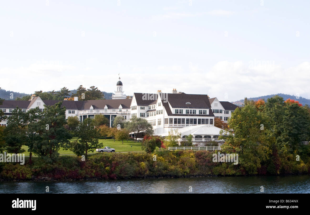 Die Sagamore Resort in Bolton Landing, New York. Schuss aus dem See an einem schönen Herbsttag. Stockfoto