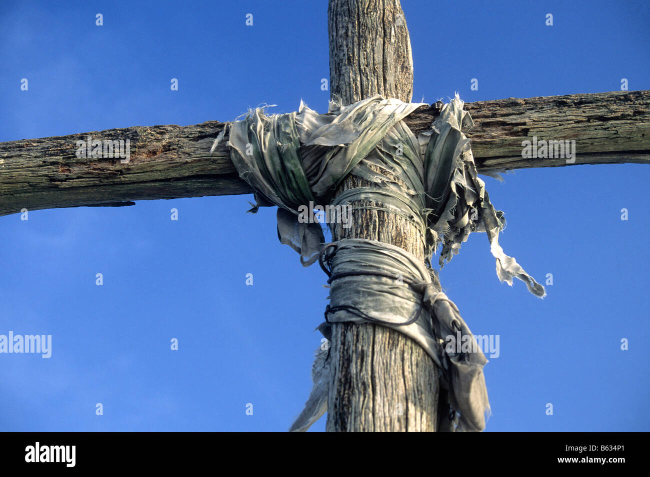 Holz Kreuz umgeben mit einem alten Lappen. Stockfoto