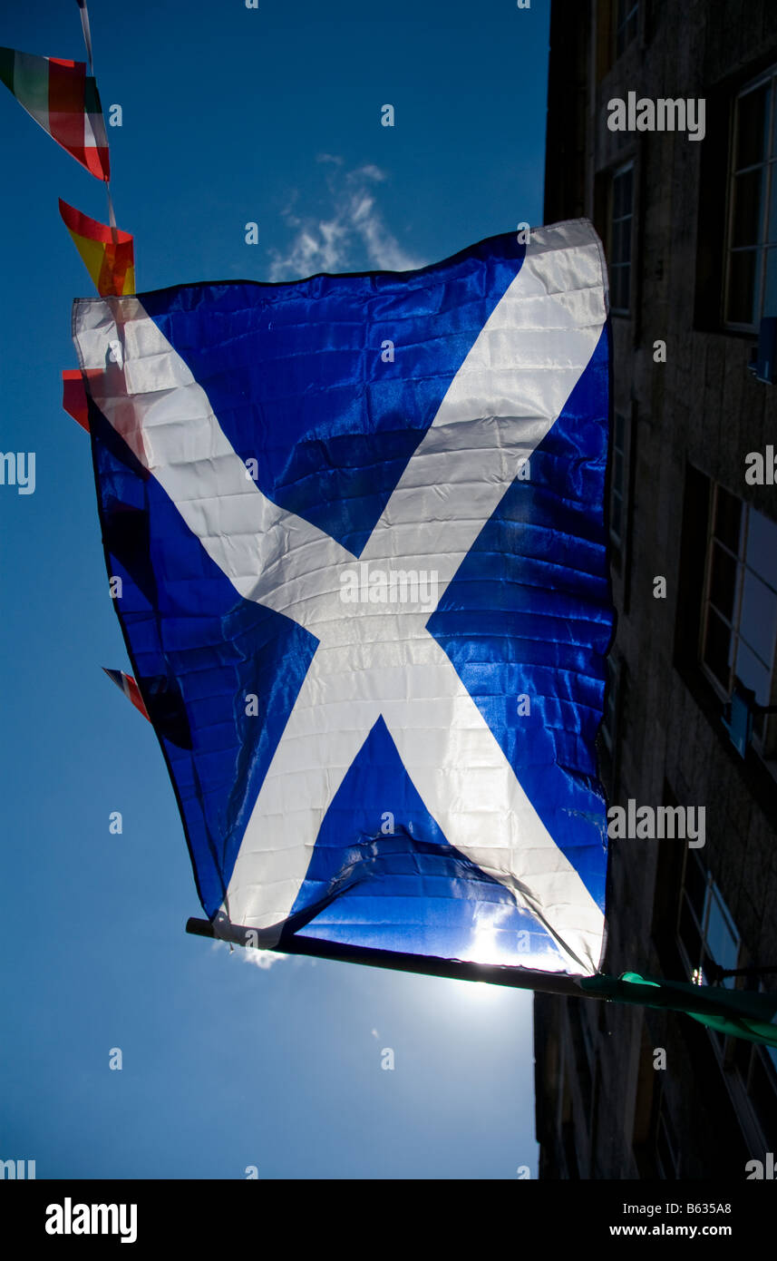 Schottischen St. Andrews Kreuz Flagge im Wind Stockfoto