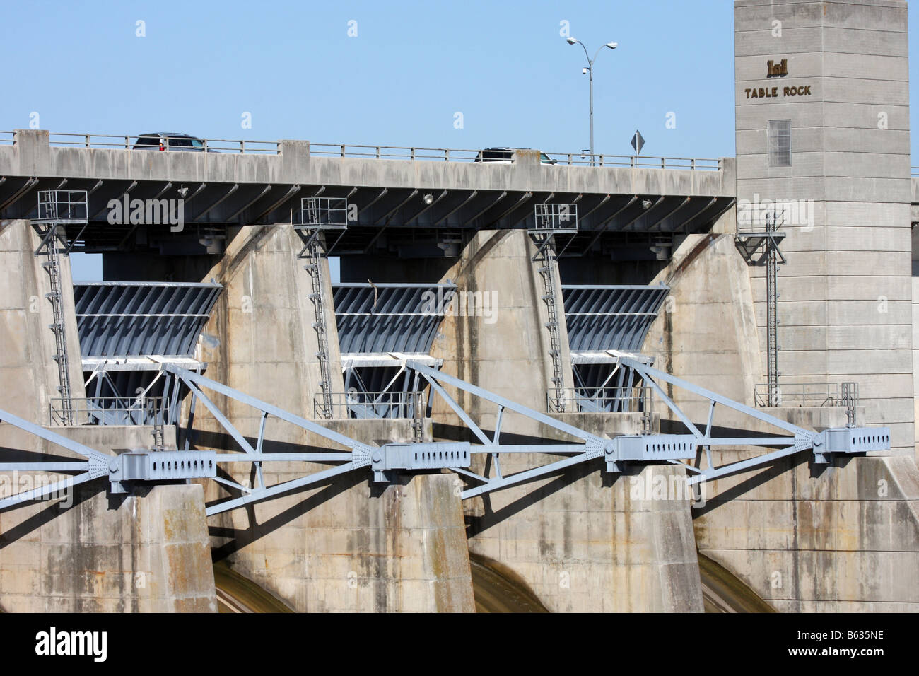 Autos fahren über die Spitze der Tabelle Rock Dam Missouri Stockfoto