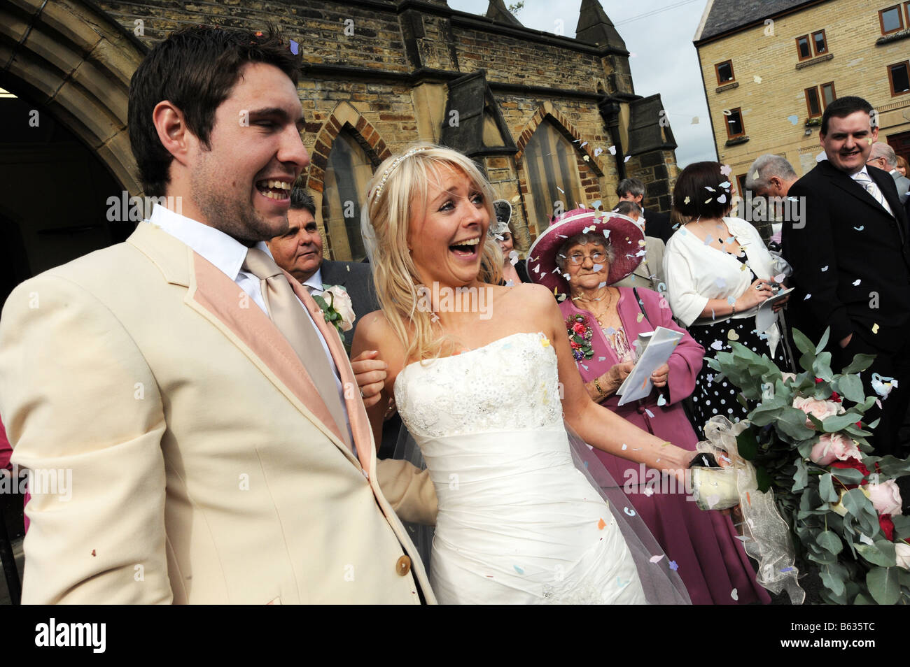 Frisch vermählte Paar außerhalb der Kirche, West Yorkshire Modell veröffentlicht Stockfoto
