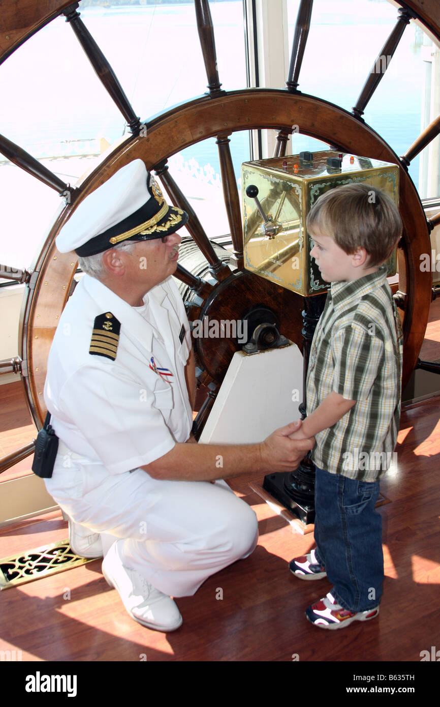 Der Kapitän im Gespräch mit einem kleinen Jungen in die Kapitäne Pilothaus auf Branson Belle Schaufelrad-Dampfer auf Table Rock Lake Stockfoto