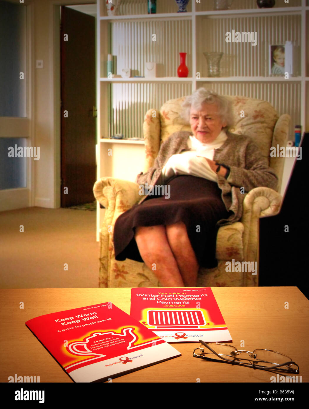 Ältere Frau, die versucht, zu Hause warm zu halten Stockfoto