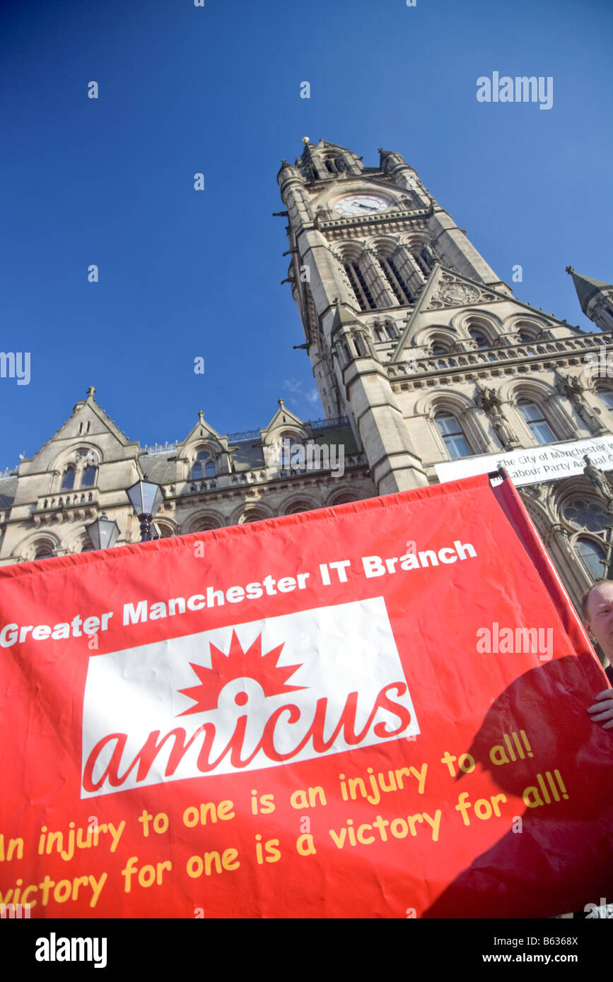 Amicus Union Banner außerhalb Rathaus von Manchester, England UK Stockfoto