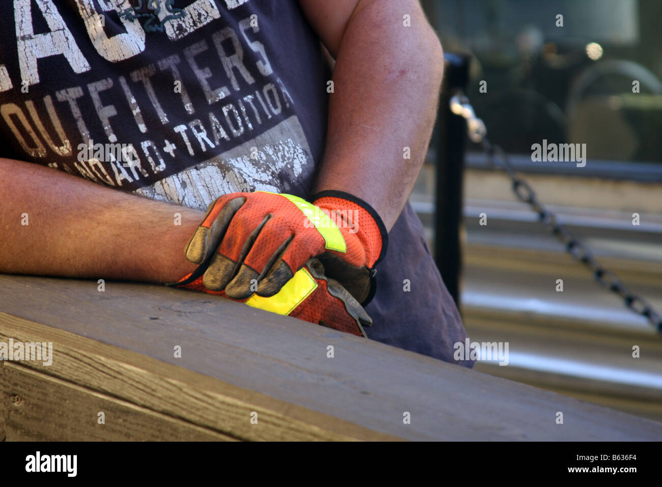 Der Ingenieur steht mit Handschuhen, fährt den Zug-Dieselmotor Branson Scenic Railway, Stockfoto