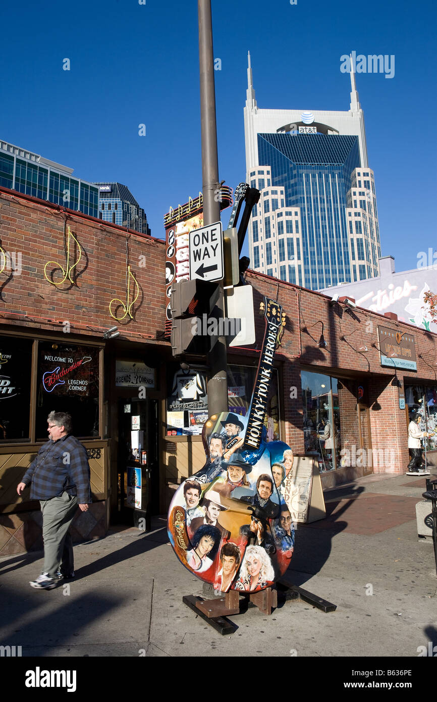 Übergroße Gitarre abbildenden Country Musikstars am Broadway in Nashville Tennessee mit Wahrzeichen am T Gebäude im Hintergrund Stockfoto