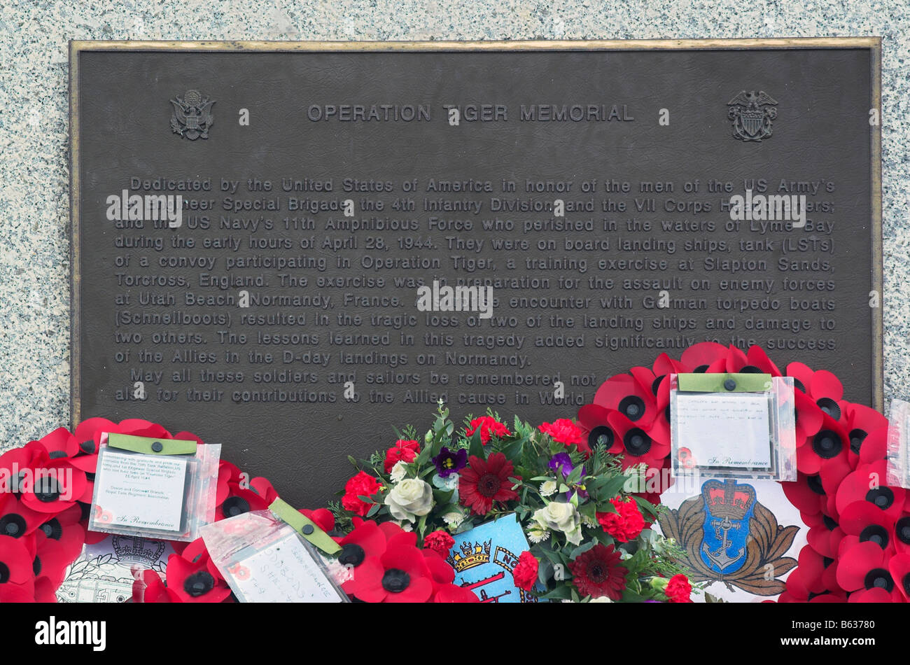 Kränze in roter Mohn von der Operation Tiger Gedenktafel an Slapton in Devon Stockfoto