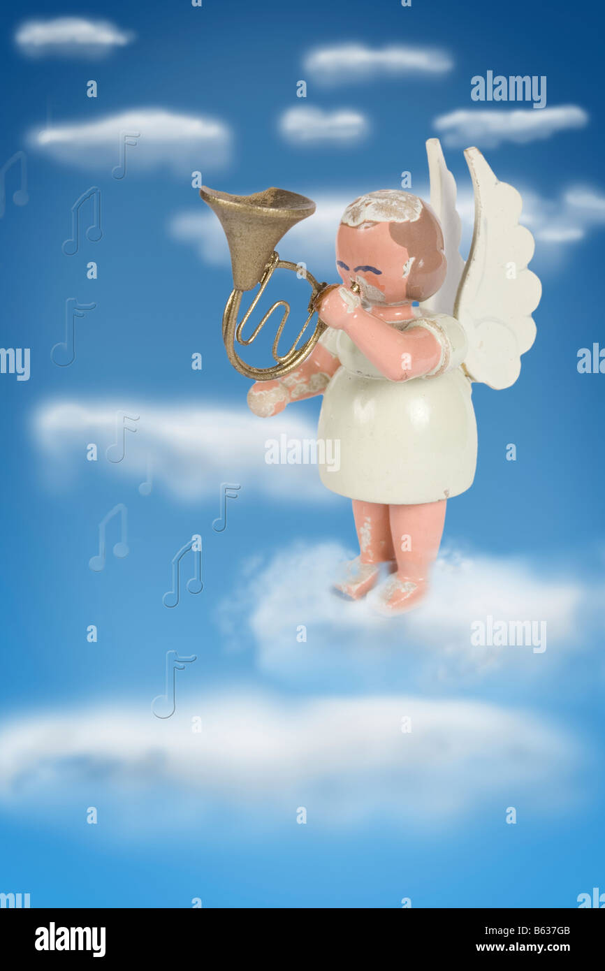 Winkel-Chor geschnitzte Holzfiguren Wolken Himmel Himmel Vintage eine einzige Musik Stockfoto