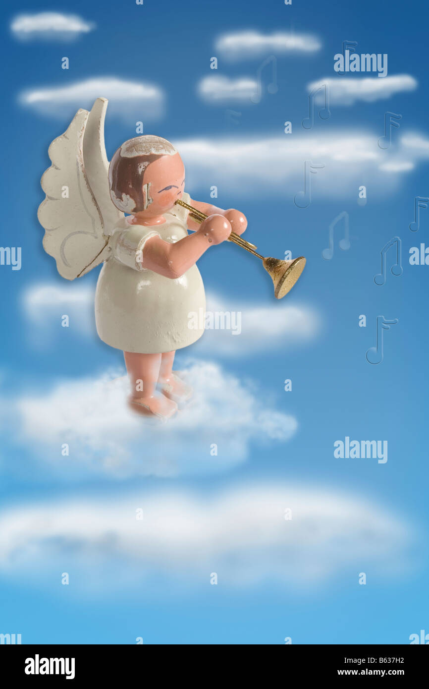 Winkel-Chor geschnitzte Holzfiguren Wolken Himmel Himmel Vintage eine einzige Musik Stockfoto
