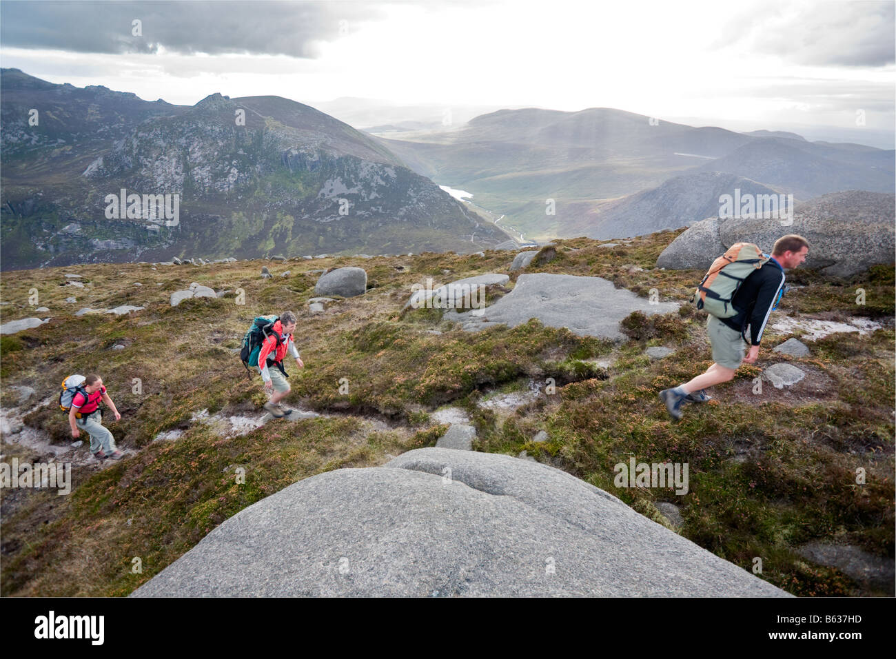 Wanderer in der Nähe der Gipfel des Slieve Lamagan, Mourne Mountains, County Down, Nordirland, Großbritannien. Stockfoto