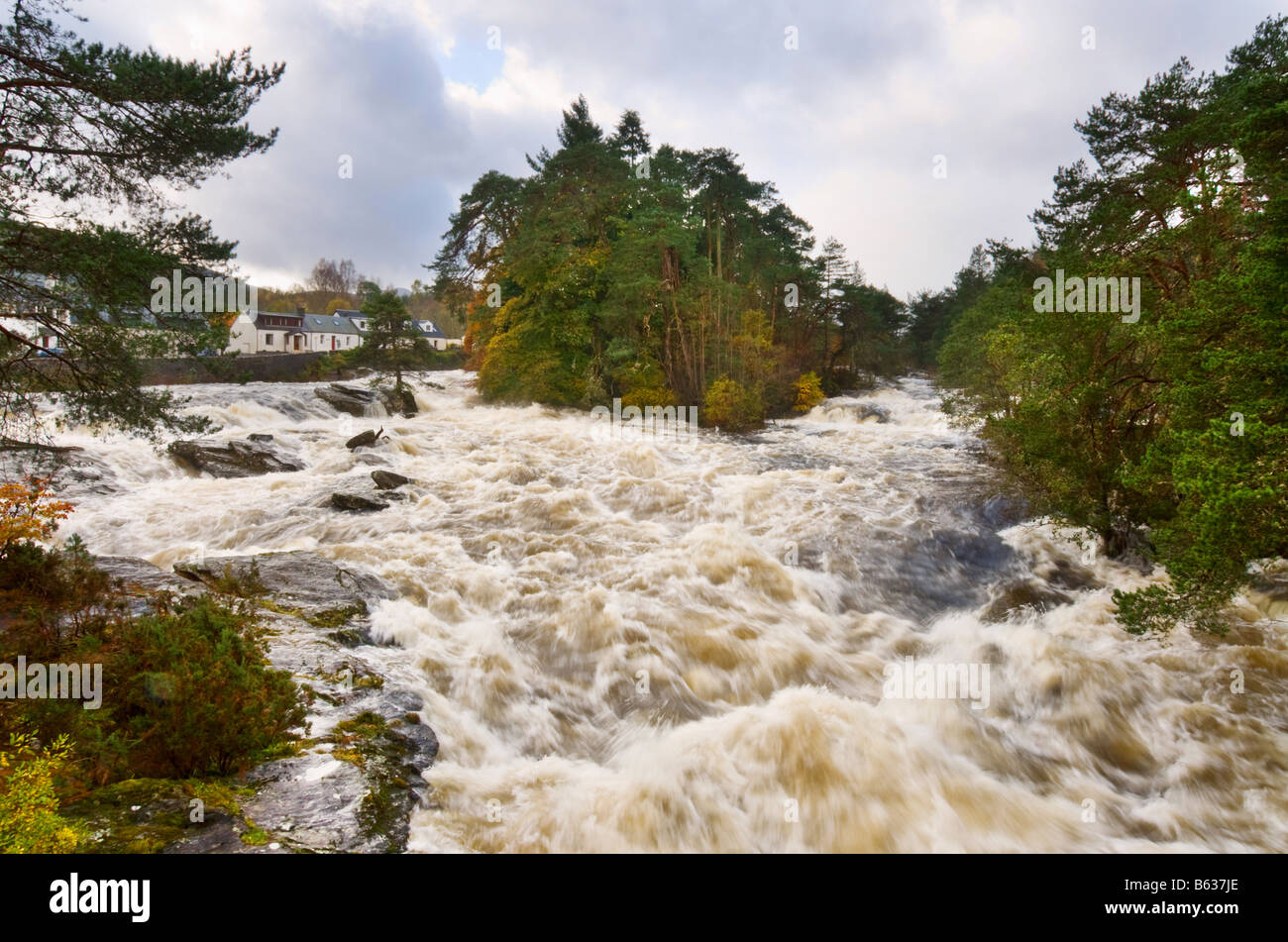 River Dochart bei Überschwemmungen. Stockfoto