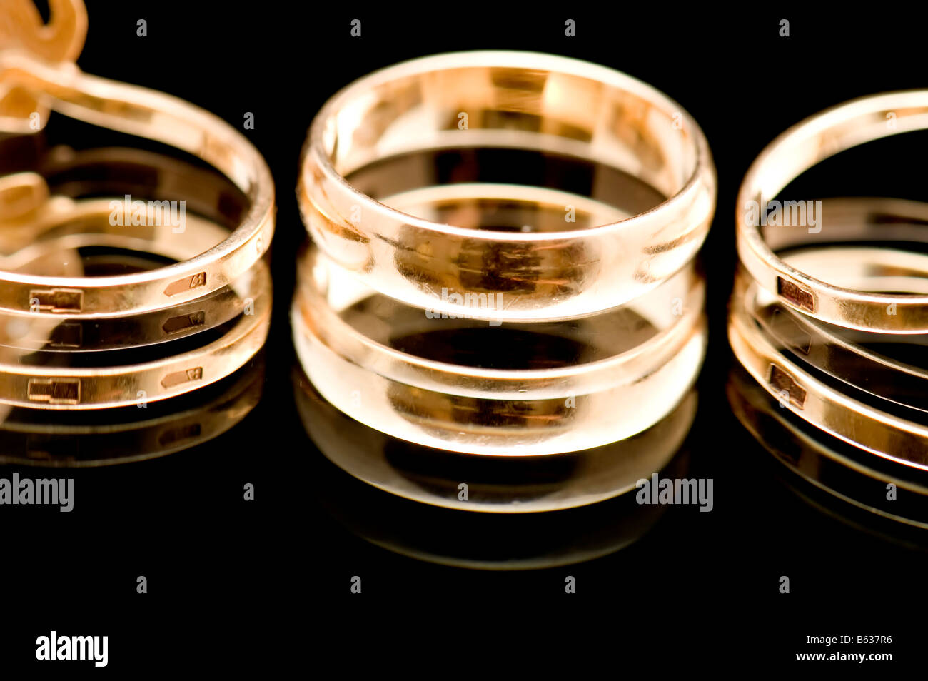 Objekt auf schwarze Gold Ring auf schwarzen closeup Stockfoto