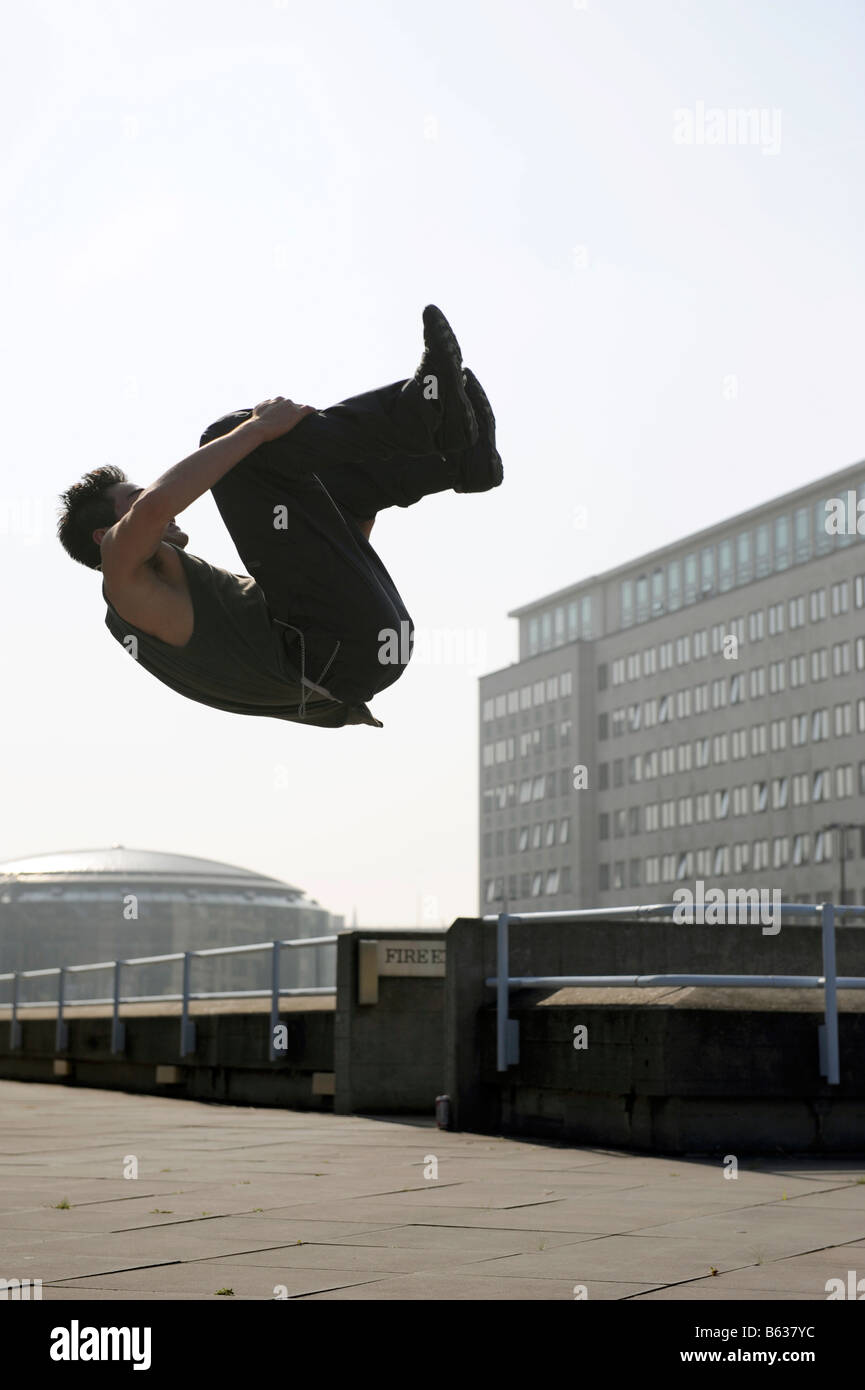 Danny Darwin zeigt freilaufend (Parkour) Techniken auf der South Bank, London Stockfoto