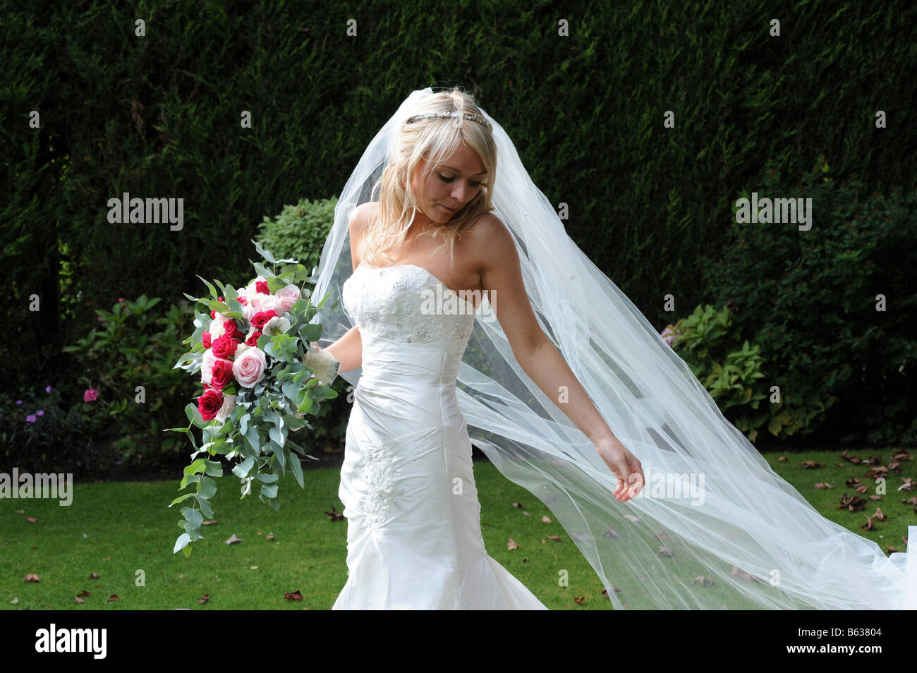 Frisch verheiratete Braut in ihrem Kleid, West Yorkshire Modell veröffentlicht Stockfoto