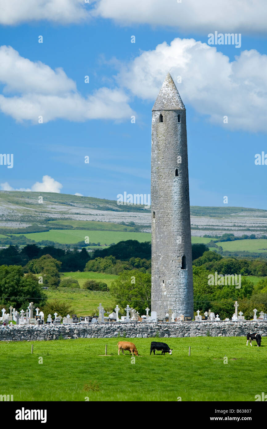 Der runde Turm und der Friedhof von Kilmacduagh Monastery, der Burren, County Galway, Irland. Stockfoto