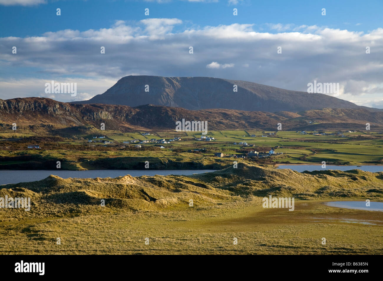 Blick auf Muckish Berg von den Sanddünen von Horn Head. In der Nähe von Dunfanaghy, County Donegal, Irland. Stockfoto