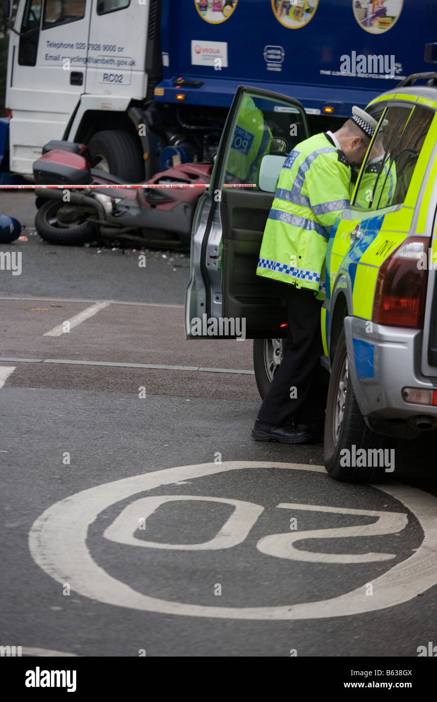 Großstädtischen Verkehr Polizei untersucht die Kollision zwischen einem Motorrad und einem Londoner Stadtteil Lambeth recycling Fahrzeug. Stockfoto