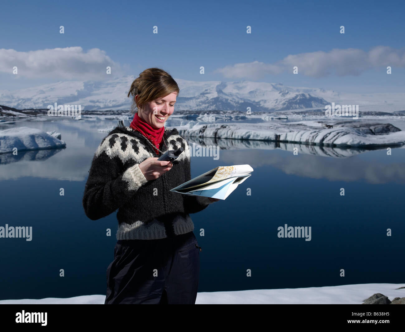 Isländische Mädchen mit Karte am Jökulsárlón Glacial Lagune, Breidamerkurjokull Gletscher, Ost-Island Stockfoto