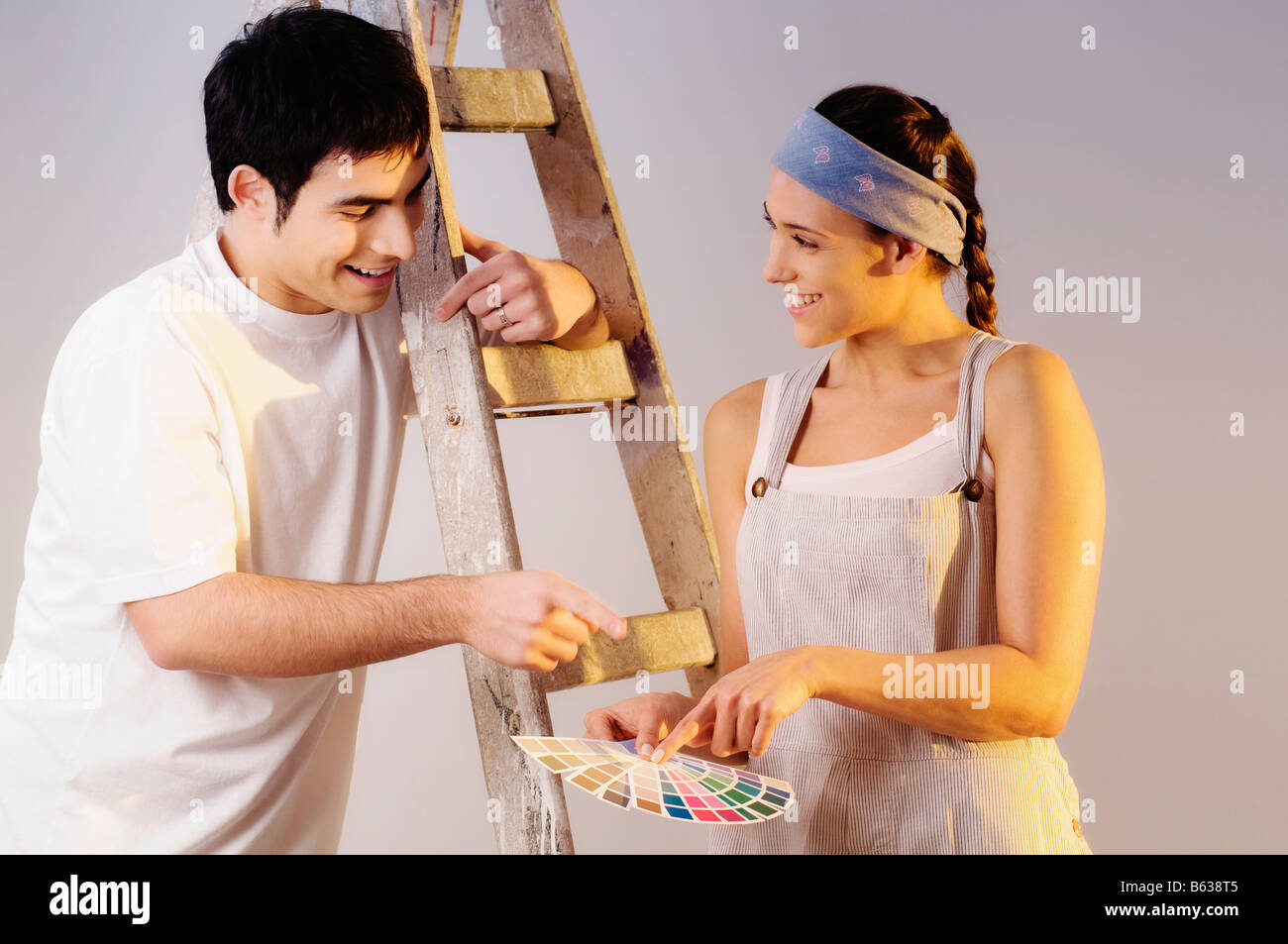 Nahaufnahme eines jungen Paares holding Farbfeld und wählen Sie Farbe Stockfoto