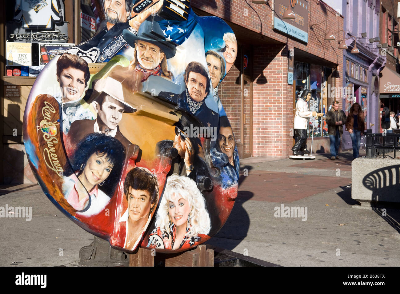 Übergroße Gitarre mit Country Musikstars am Broadway in Nashville Tennessee Stockfoto