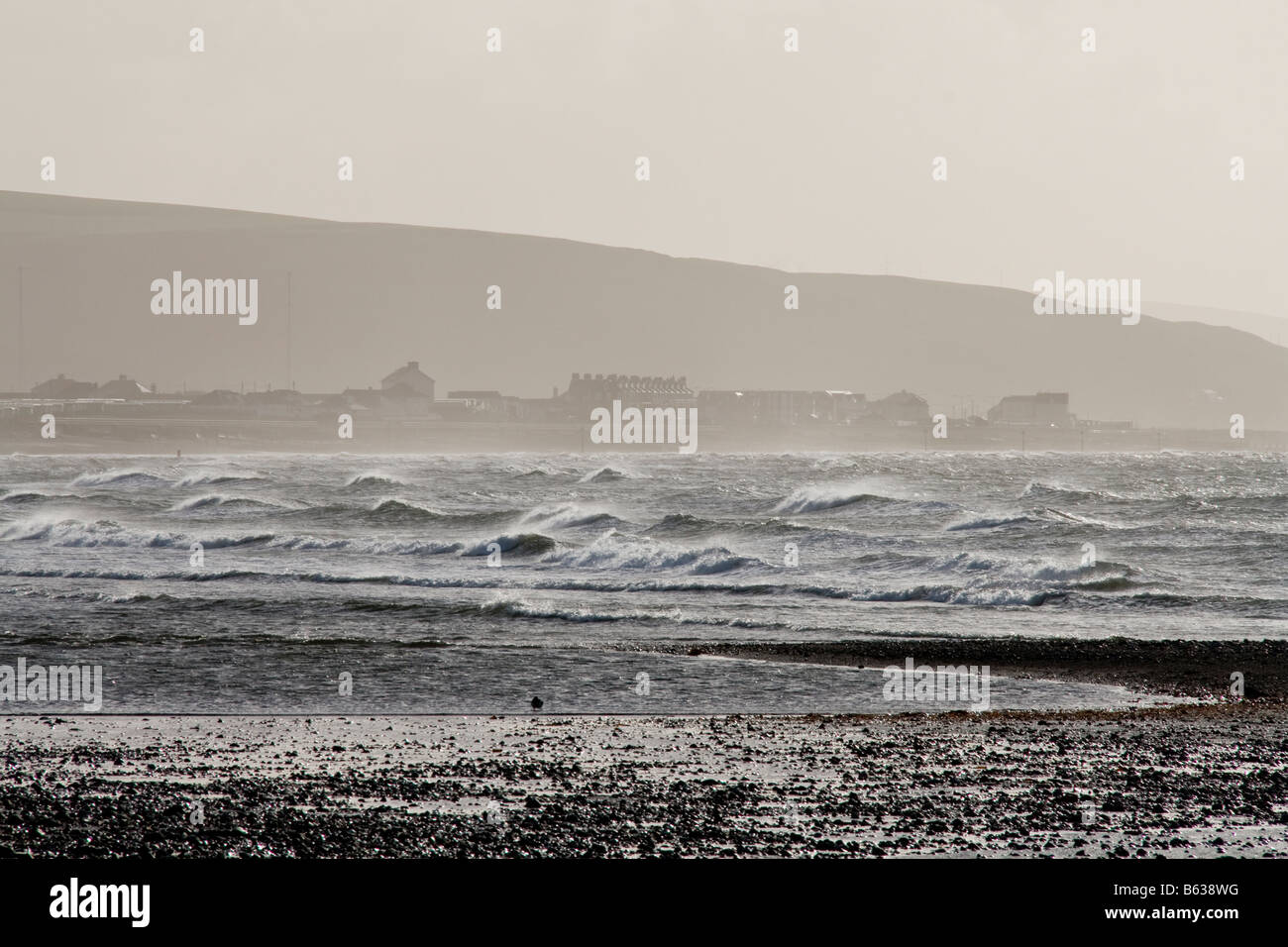 Die stürzenden Wellen der Irischen See in Richtung Tywyn Beach in der Wintersonne, Gwynedd, Wales Stockfoto